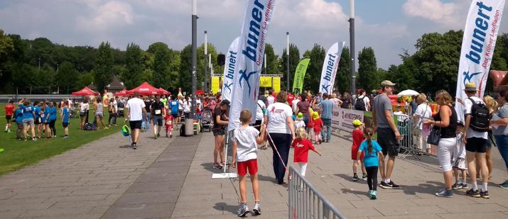 Spaß am Sport, Teamgeist und gute Laune sind die Markenzeichen des Stadionlaufs. Er wurde vom DJK, dem Erzbistum Köln mit Unterstützung der Pax-Bank ausgerichtet. Spaß am Sport, Teamgeist und gute Laune sind die Markenzeichen des Stadionlaufs. Er wurde vom DJK, dem Erzbistum Köln mit Unterstützung der Pax-Bank ausgerichtet.