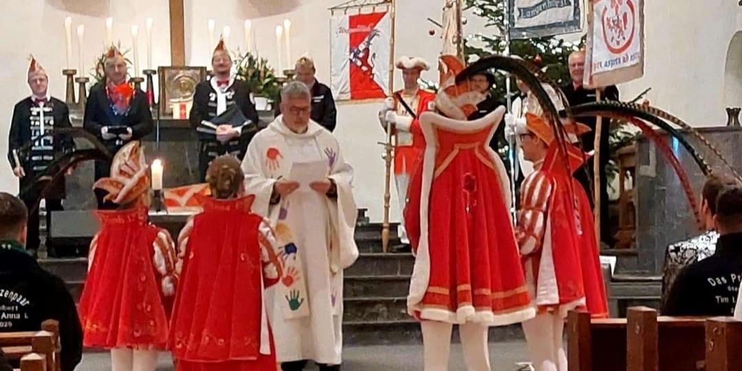 Karnevalshofstaat im Gottesdienst