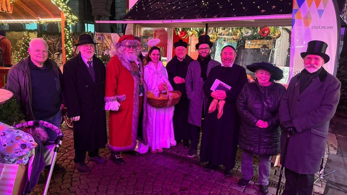 Gruppenfoto mit Kolping, Weihnachtsmann, Engel und verschiedenen historischen Persönlichkeiten